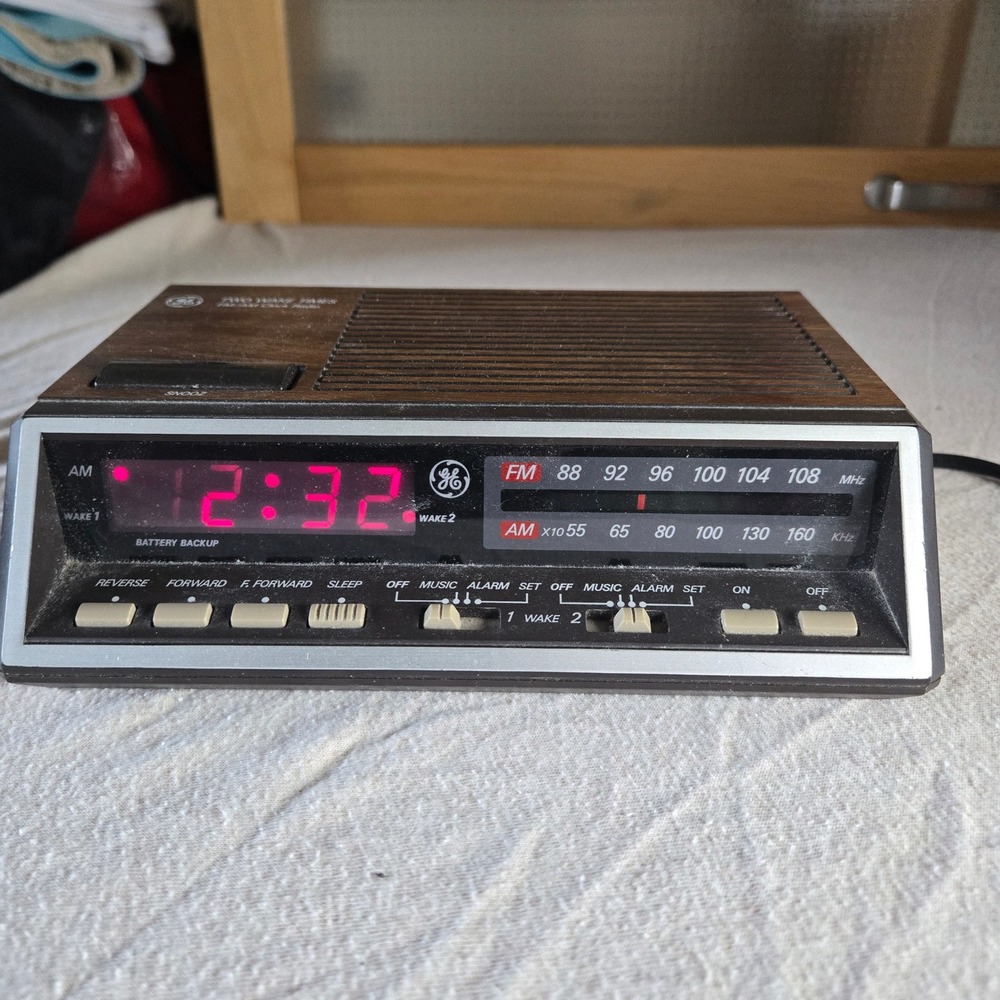 GE Clock Radio Vintage Brown Excellent Wood Grain Dual Alarm 7-4612A TESTED